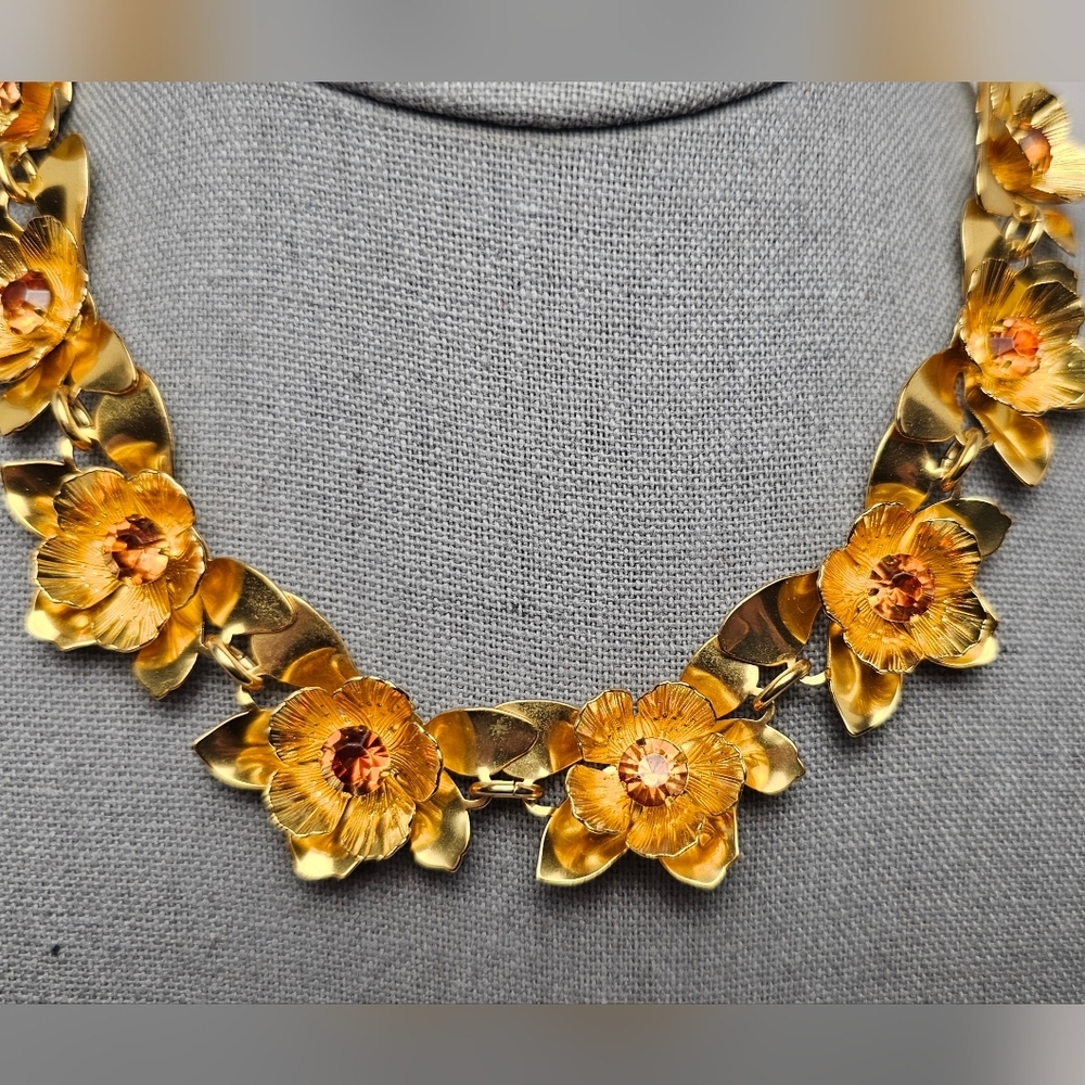 [J. CREW] Oversized Gold Flower Collar Statement Necklace - Picture 7 of 16